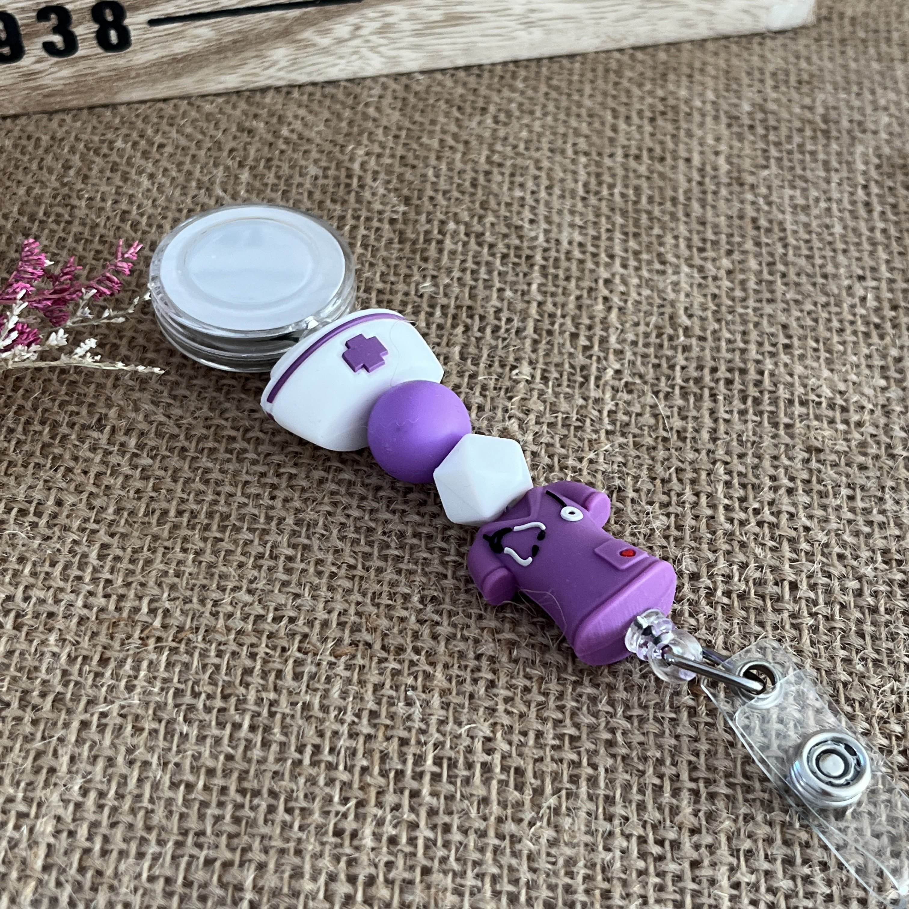Porte Badge enrouleur avec des motifs pour Infirmière dans les tons de violet 