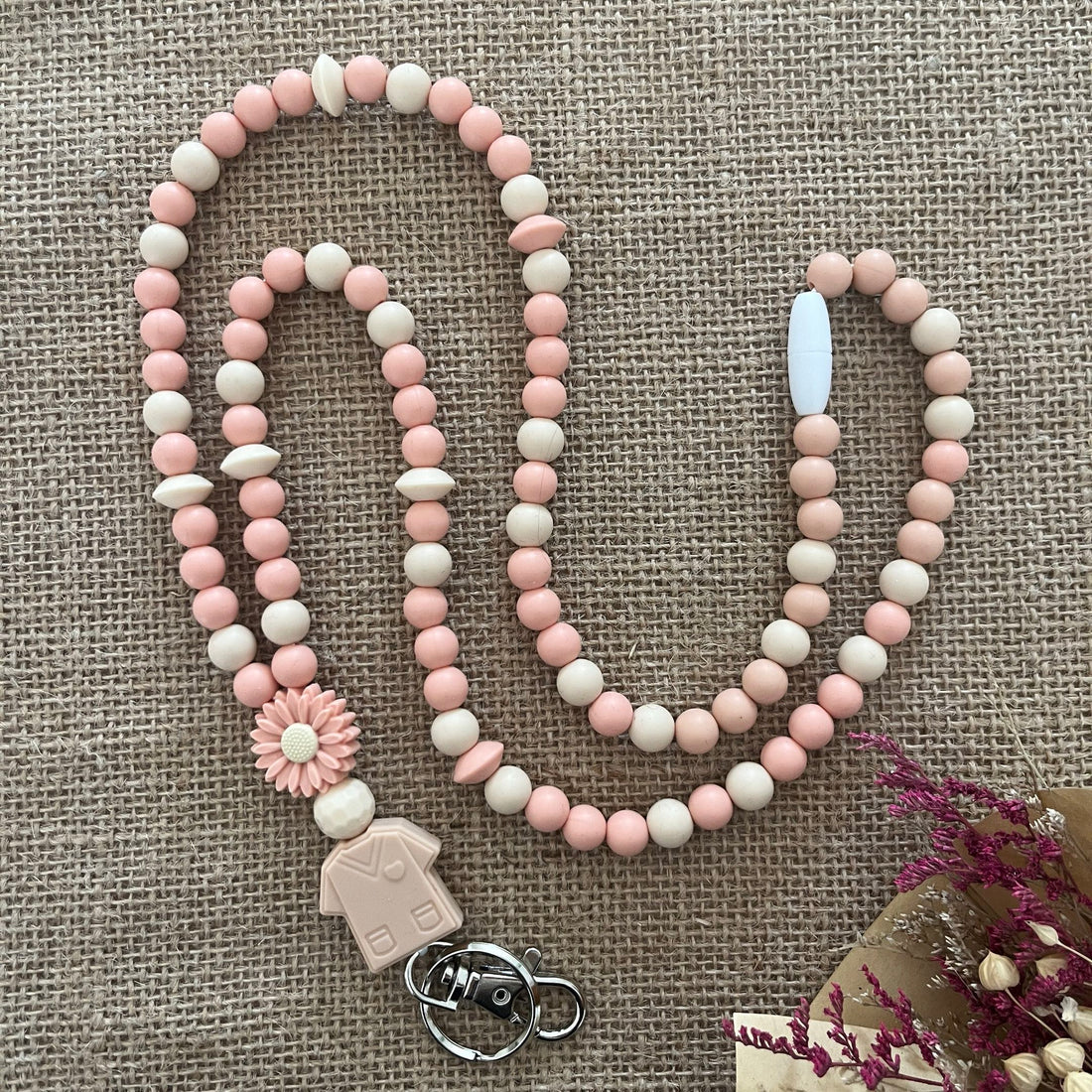 Tour de cou porte badge dans les tons de pêche et beige en perles de silicone 
