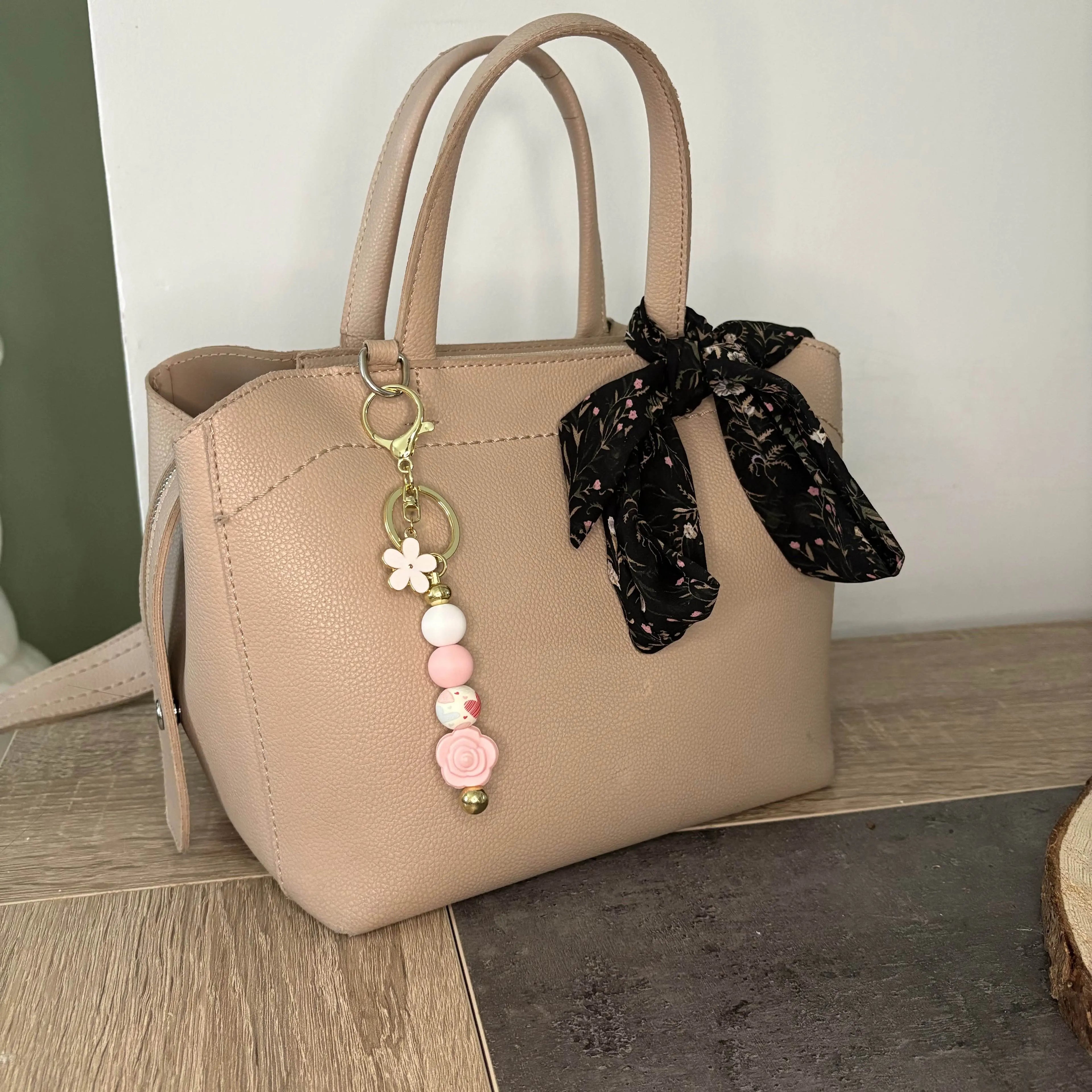 Divers bijoux de sac conçu sur des tiges rigides avec diverses perles de silicones