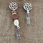 Porte-badge enrouleur motif léopard, accessoire pratique et élégant pour badge professionnel.