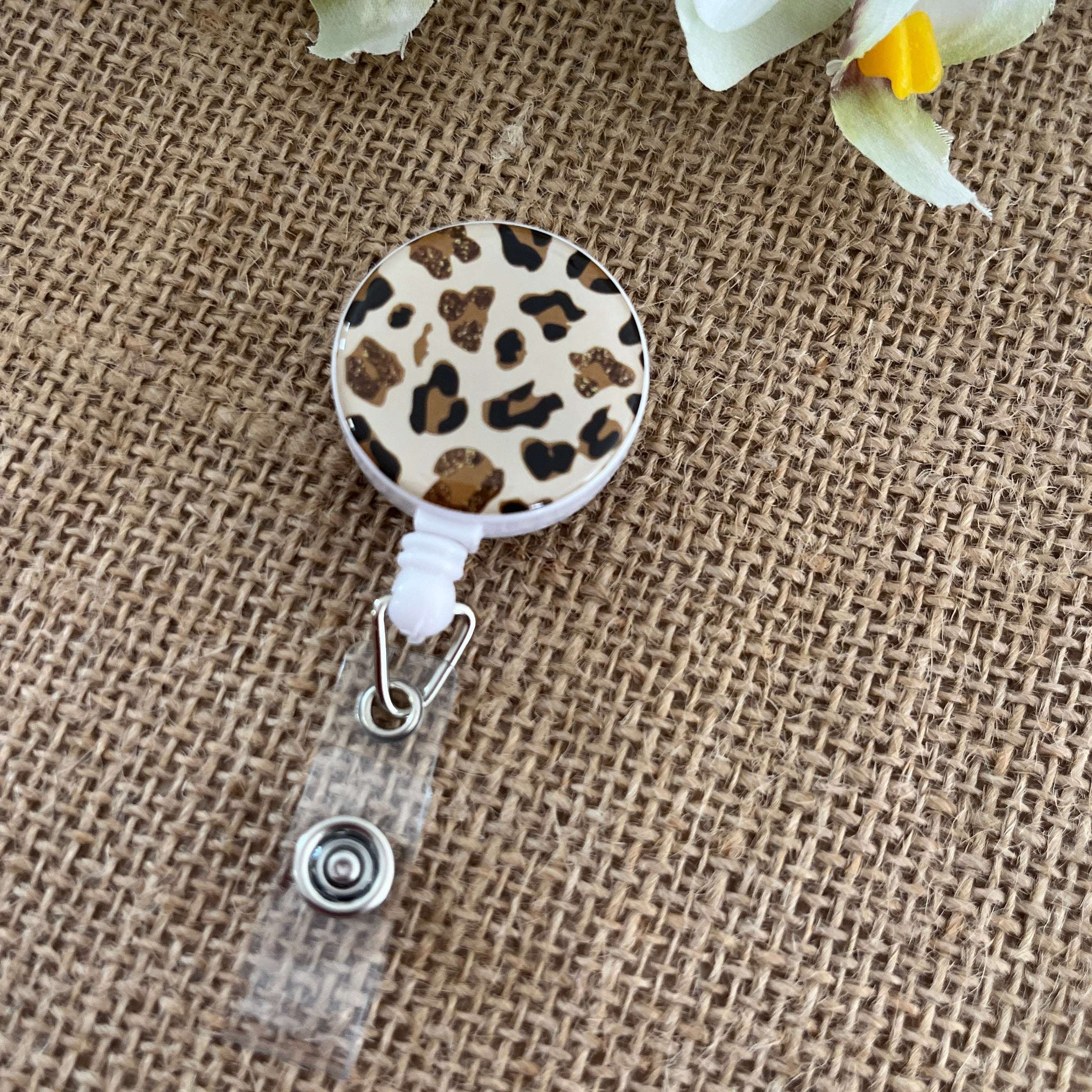Porte-badge enrouleur motif léopard, accessoire pratique et élégant pour badge professionnel.