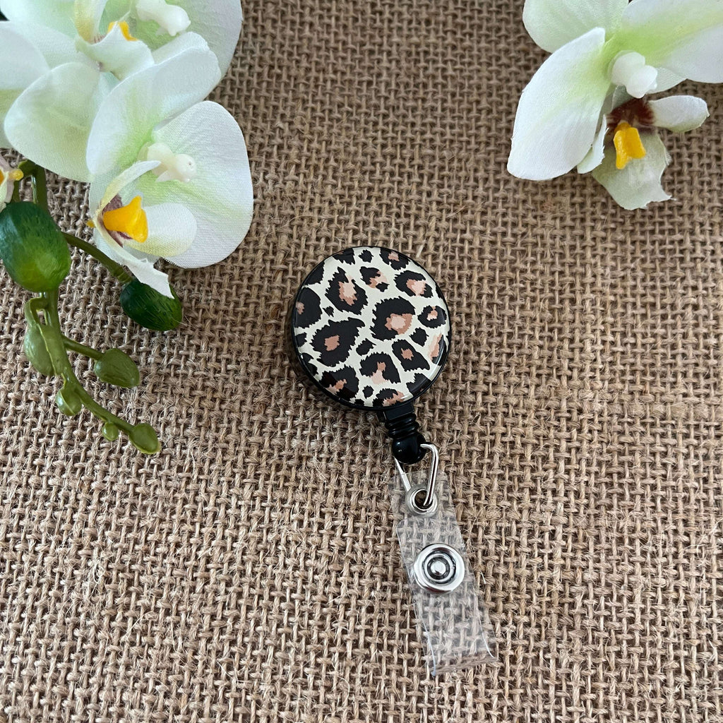 Porte-badge enrouleur motif léopard, accessoire pratique pour badge professionnel.