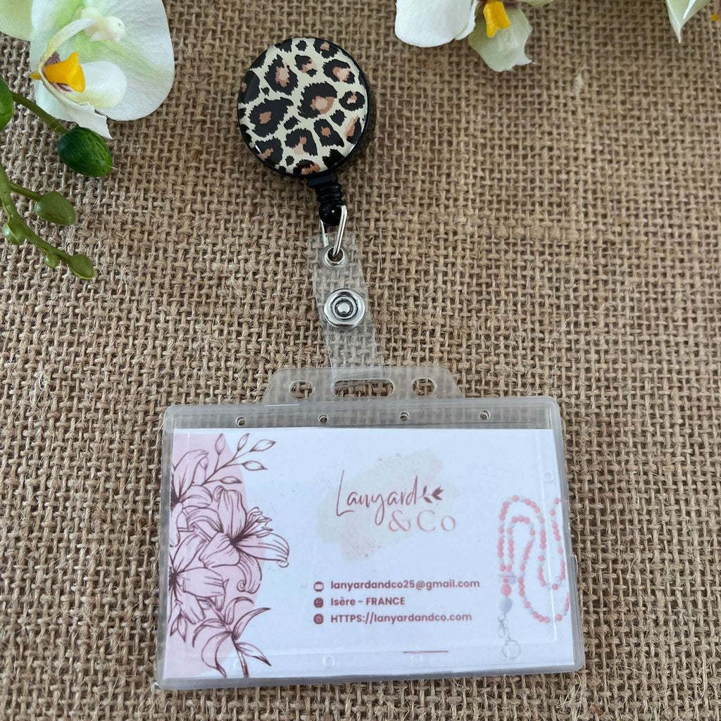 Porte-badge enrouleur motif léopard, accessoire pratique pour badge professionnel.