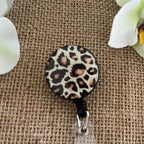 Porte-badge enrouleur motif léopard, accessoire pratique pour badge professionnel.