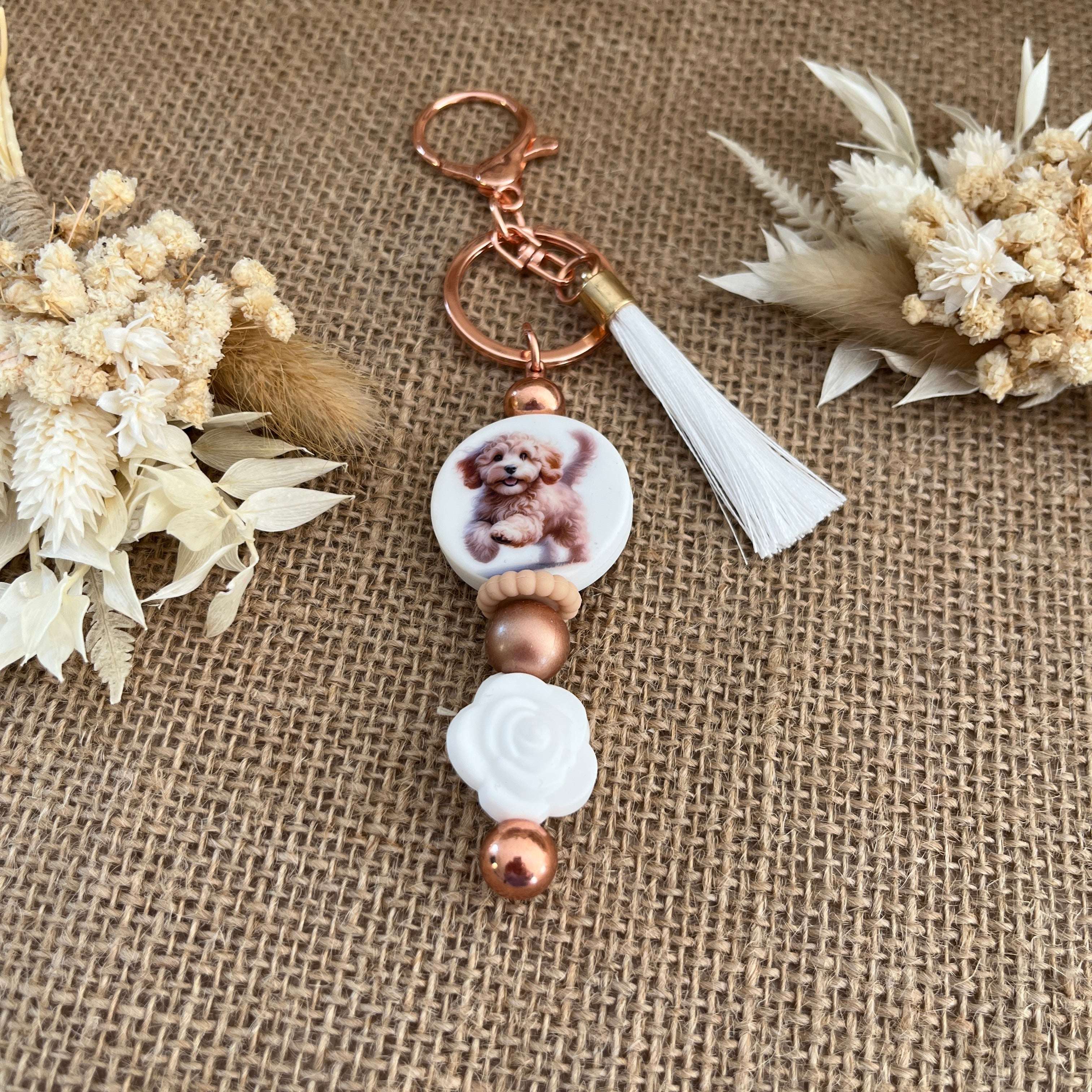 Bijou de sac chien en perles de silicone – Porte-clé pompon blanc – Accessoire sac fait main Lanyard & Co