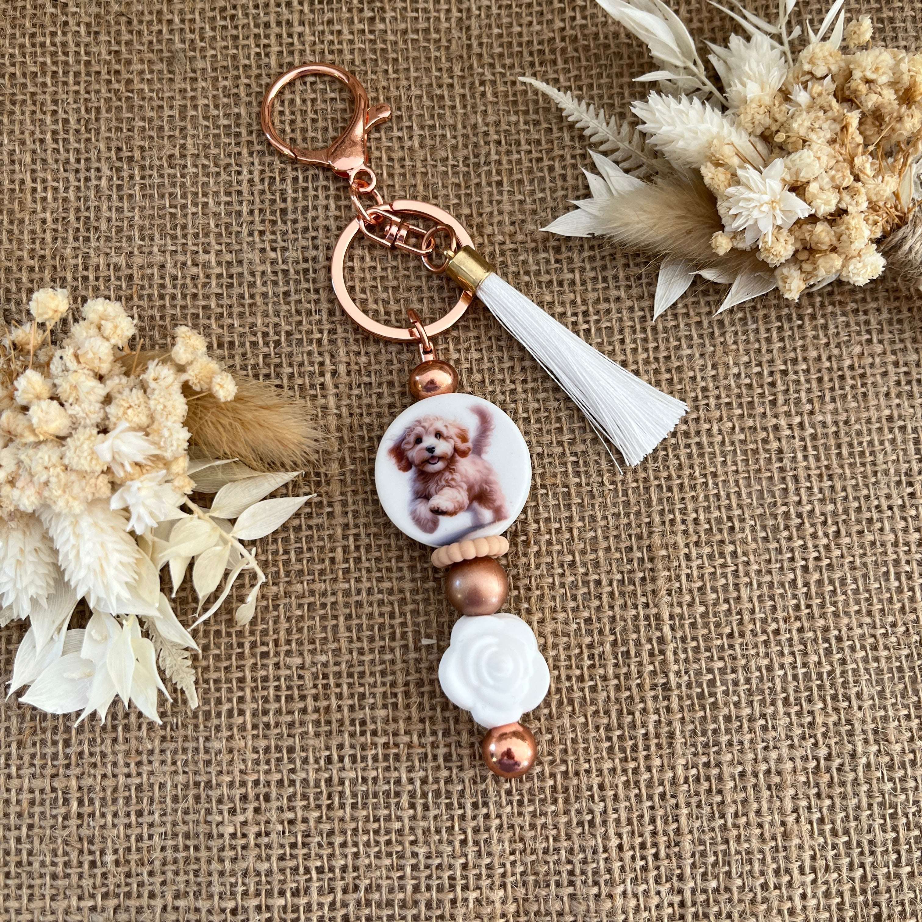 Bijou de sac chien en perles de silicone – Porte-clé pompon blanc – Accessoire sac fait main Lanyard & Co