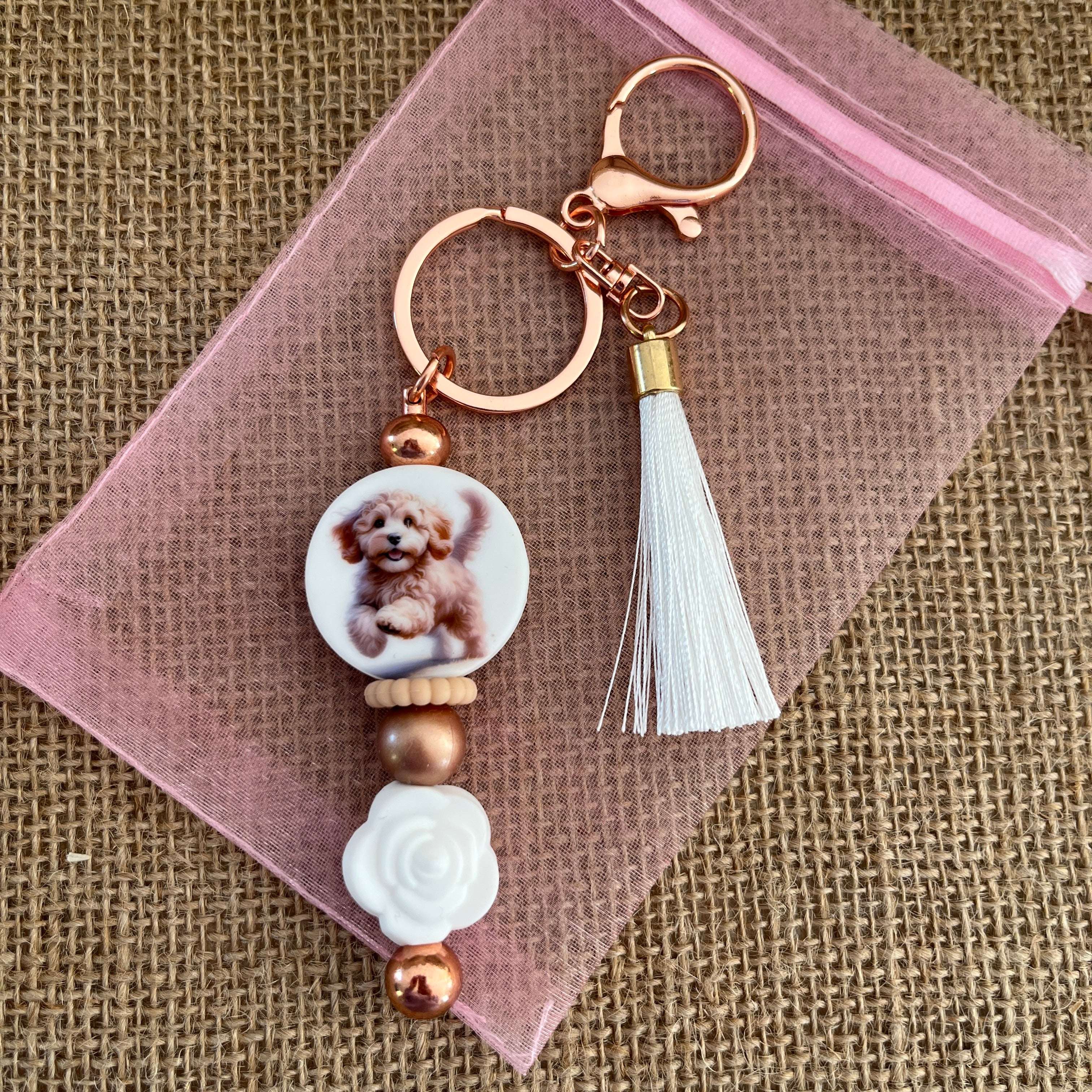 Bijou de sac chien en perles de silicone – Porte-clé pompon blanc – Accessoire sac fait main Lanyard & Co