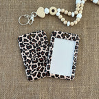 Porte-cartes compact à motif léopard, idéal pour carte d’identité, badge ou carte de transport.