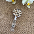 Porte-badge enrouleur motif léopard, accessoire pratique et élégant pour badge professionnel.