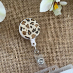 Porte-badge enrouleur motif léopard, accessoire pratique et élégant pour badge professionnel.