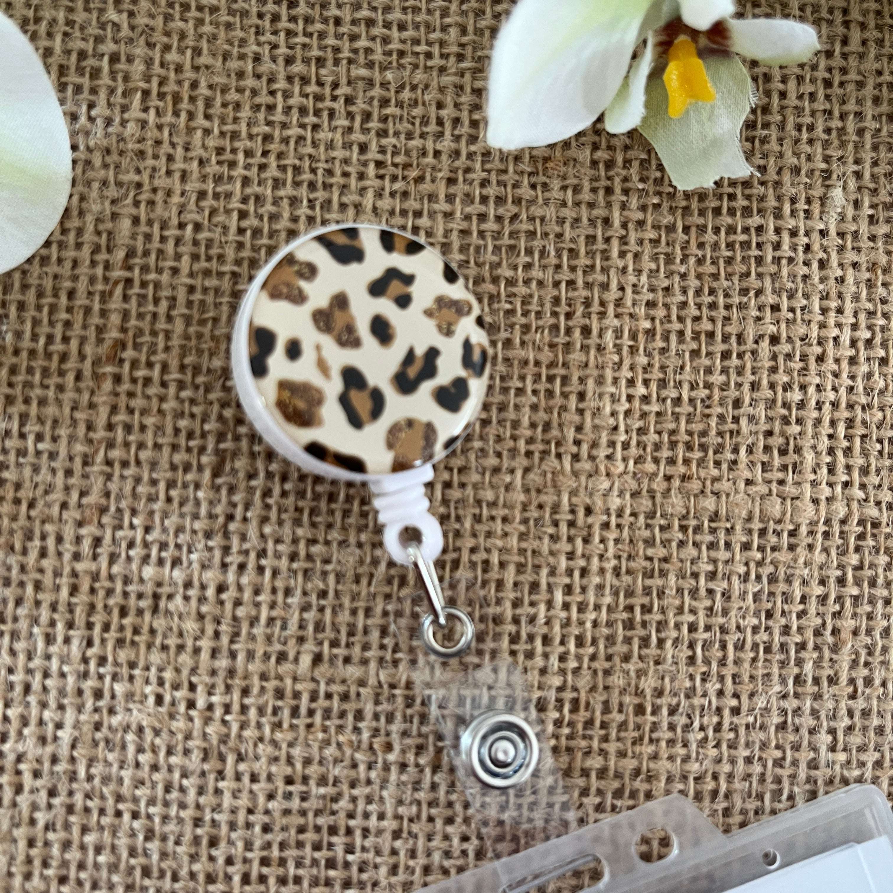 Porte-badge enrouleur motif léopard, accessoire pratique et élégant pour badge professionnel.