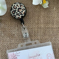 Porte-badge enrouleur motif léopard, accessoire pratique pour badge professionnel.