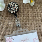 Porte-badge enrouleur motif léopard, accessoire pratique pour badge professionnel.