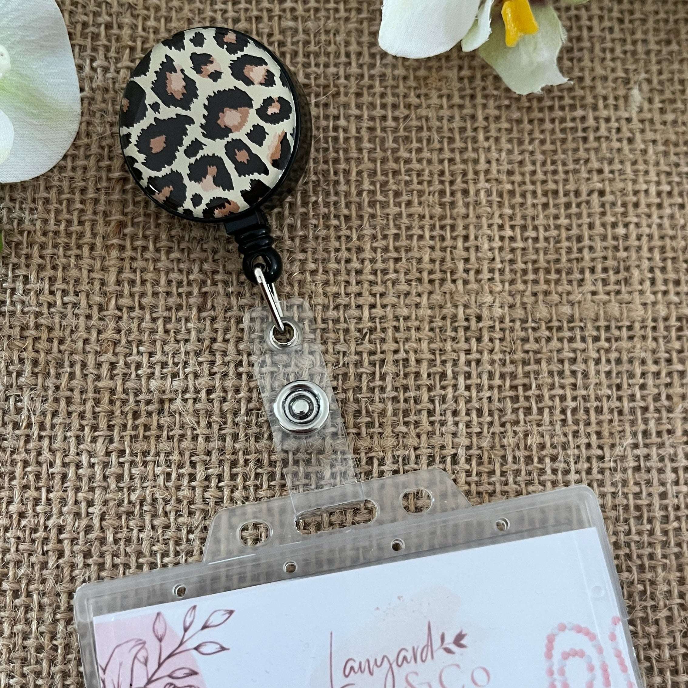 Porte-badge enrouleur motif léopard, accessoire pratique pour badge professionnel.