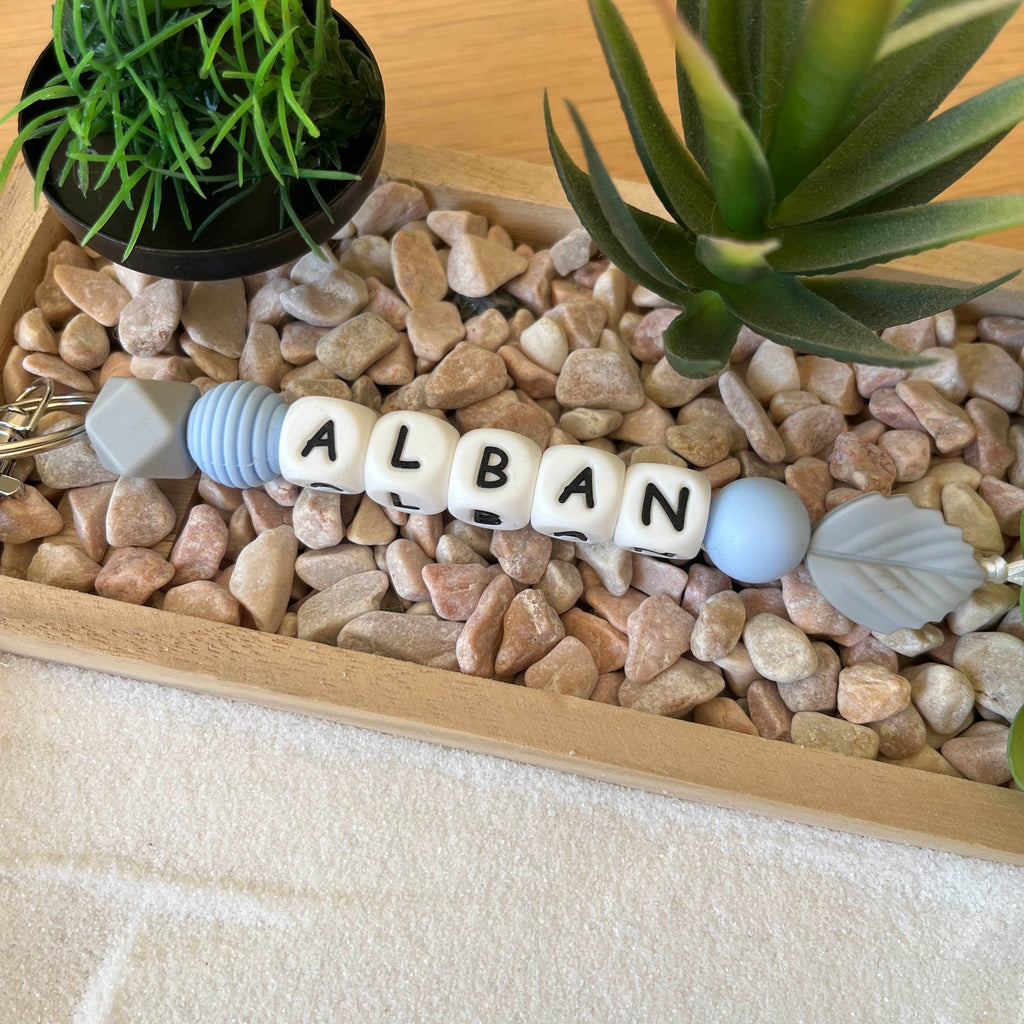 Porte-clés personnalisé en perles de silicone avec prénom, bleu, gris, blanc, lettre noir