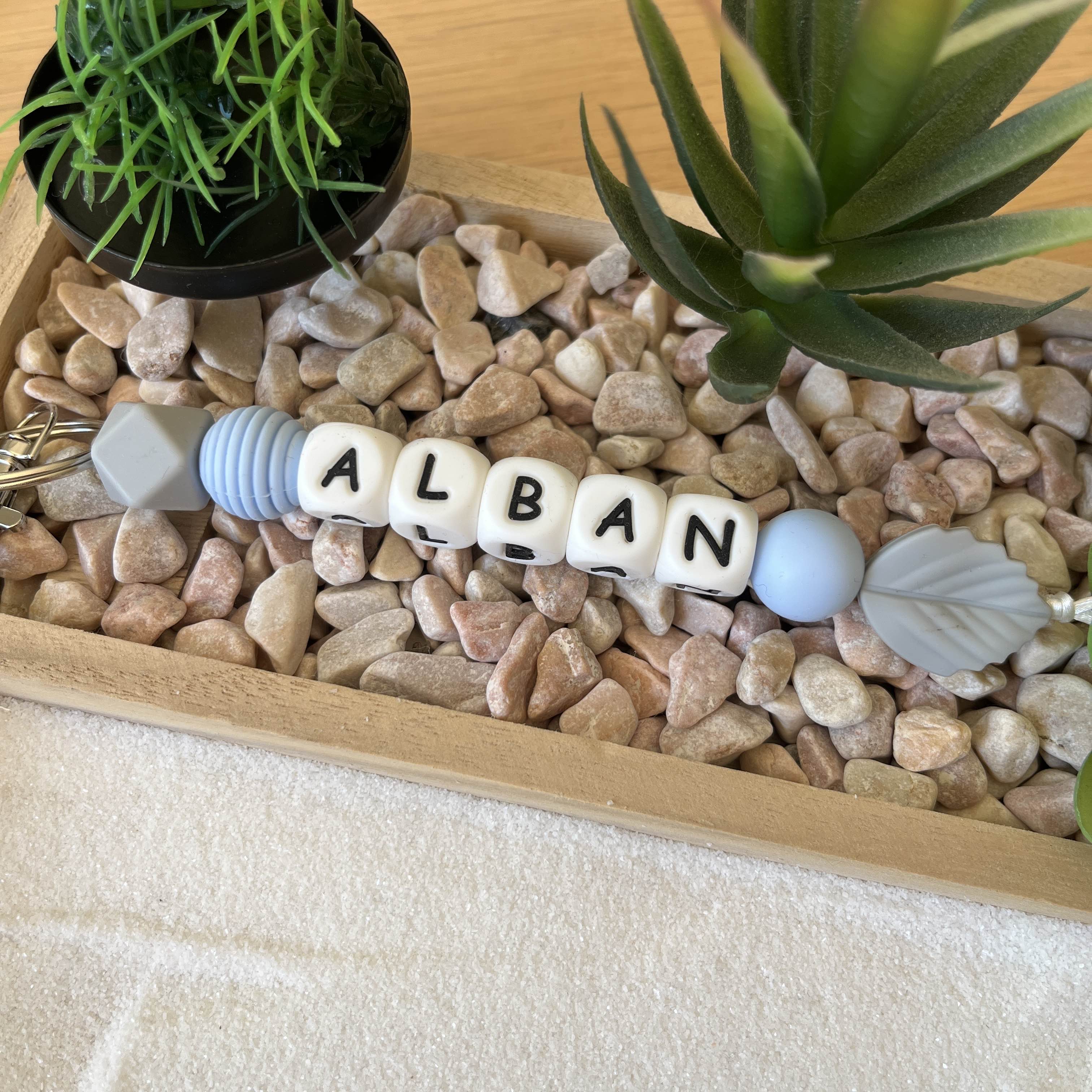 Porte-clés personnalisé en perles de silicone avec prénom, bleu, gris, blanc, lettre noir
