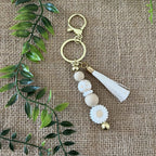 Porte-clés Marguerite Beige & Perle Léopard – Bijou de Sac Bohème Chic avec Pompon