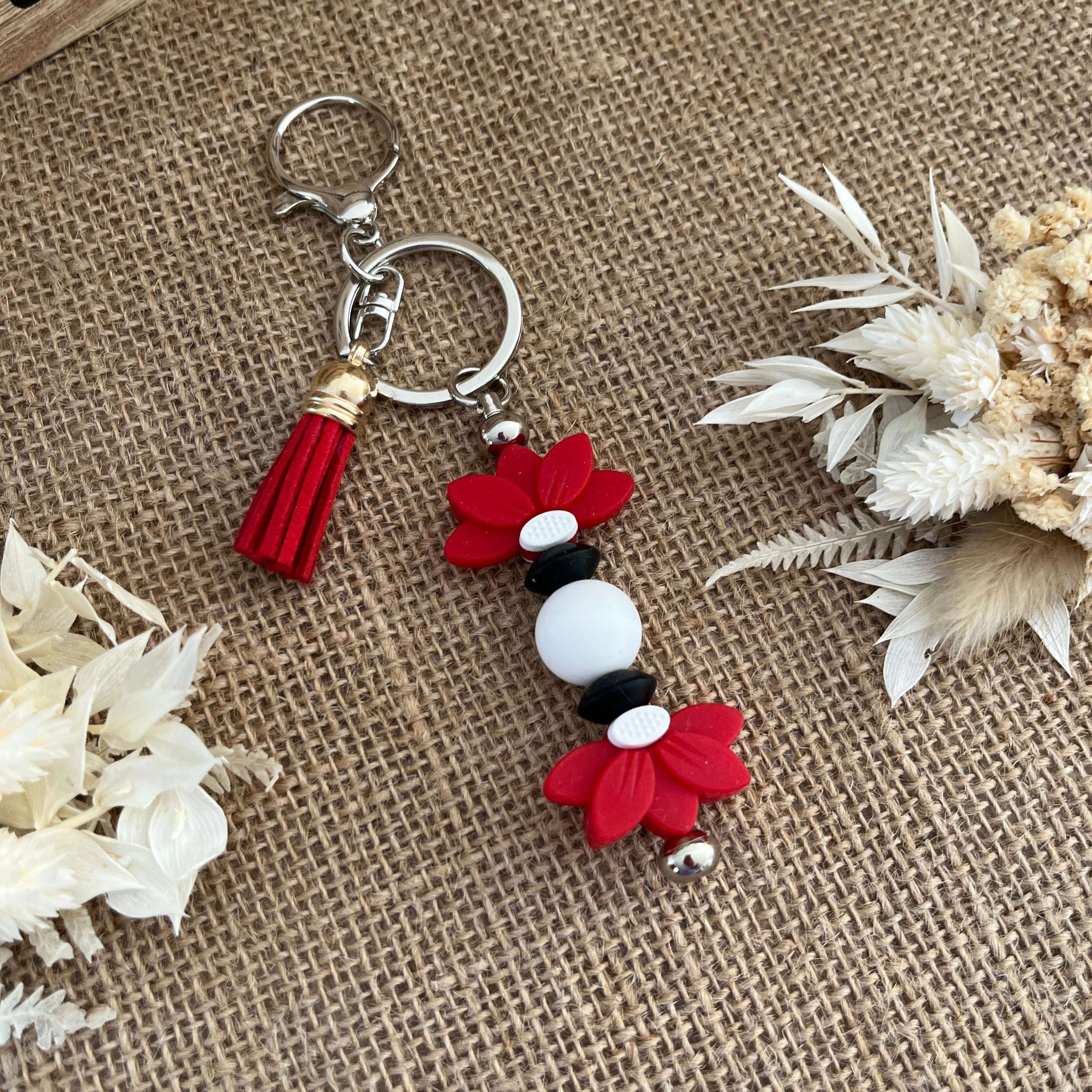 Bijou de sac fleur lotus rouge – Accessoire sac élégant et idée cadeau femme Lanyard & Co