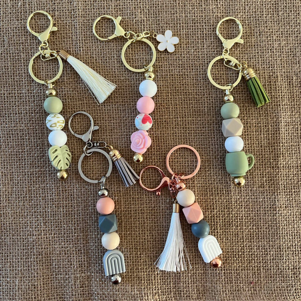 bijoux de sac à personnaliser avec des perles et des pompons