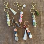 bijoux de sac à personnaliser avec des perles et des pompons