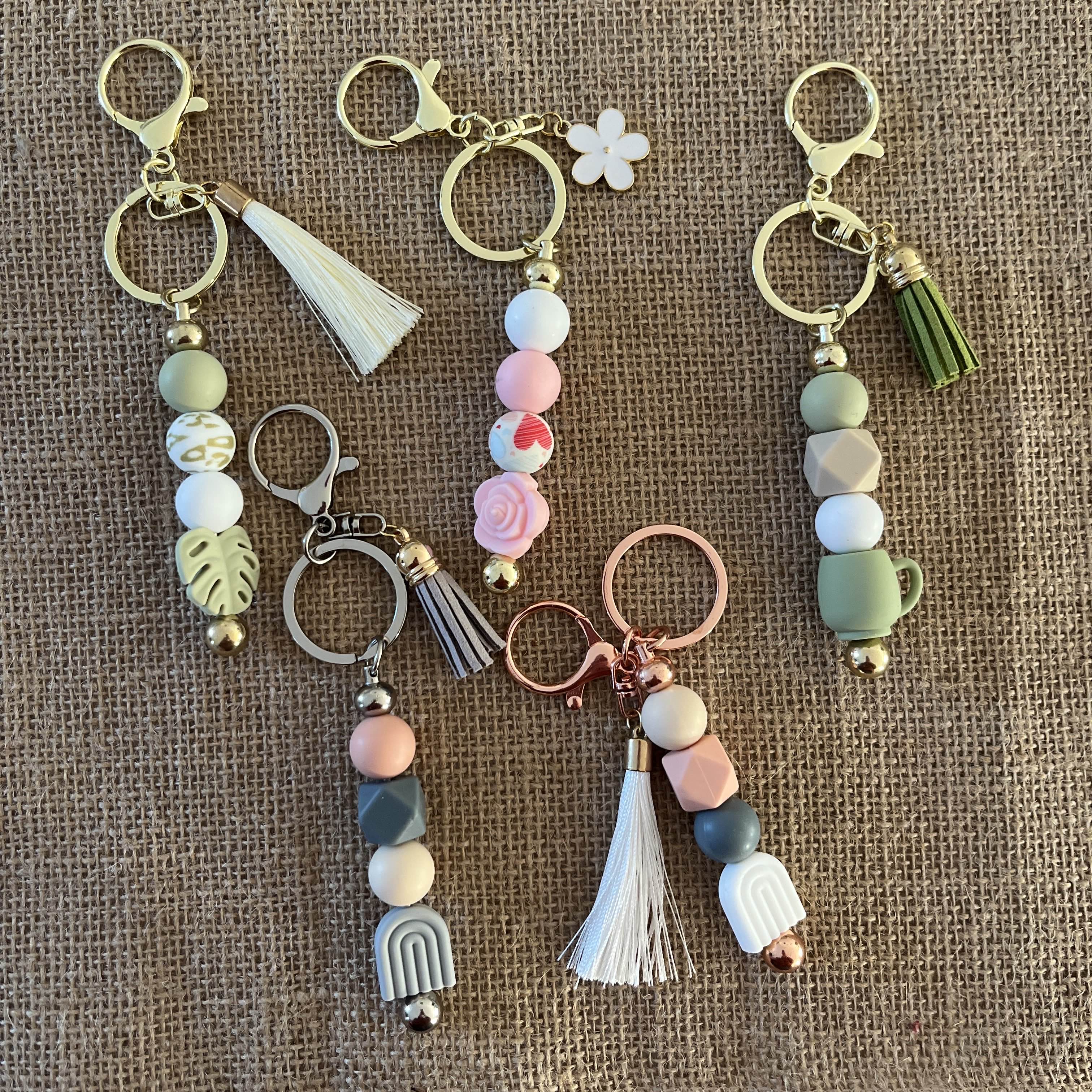bijoux de sac à personnaliser avec des perles et des pompons