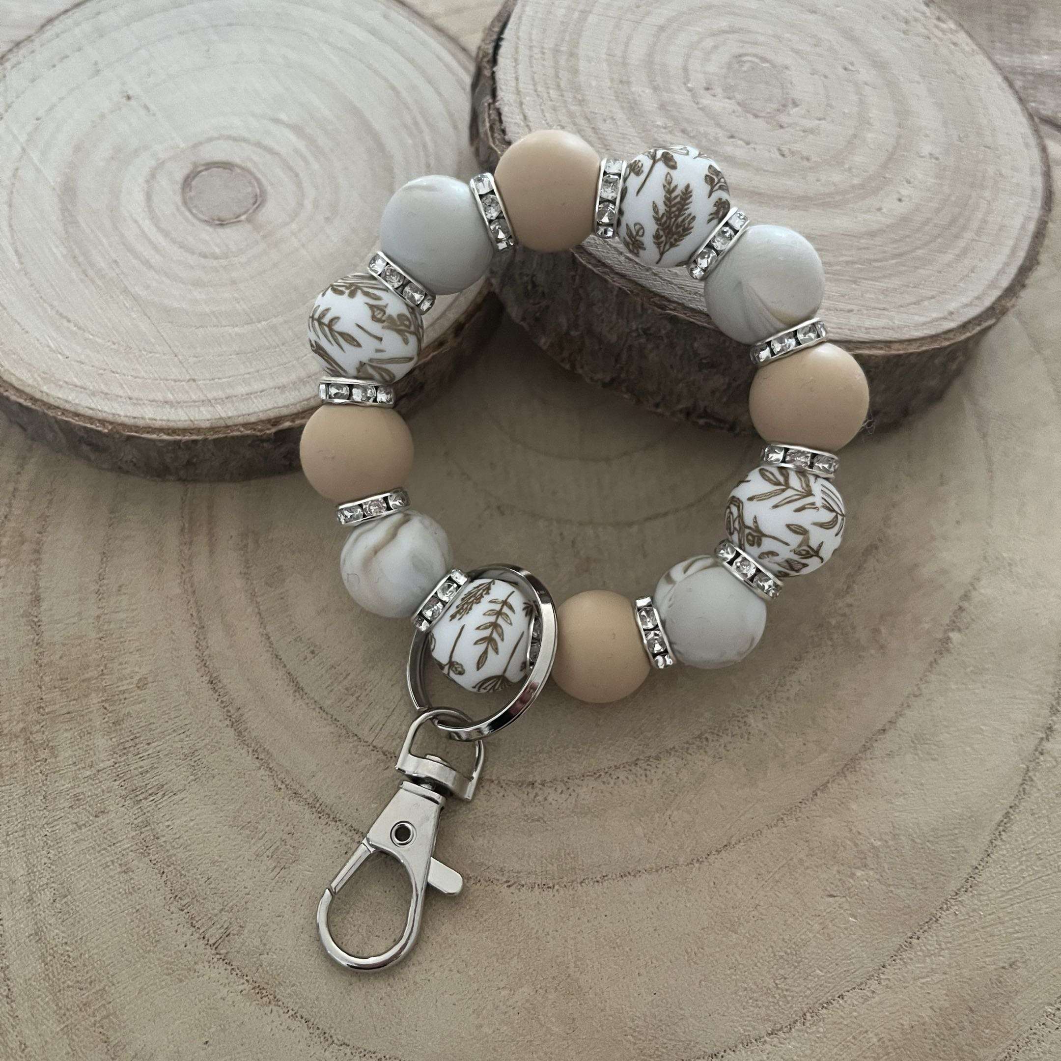 Porte-clés bracelet perlé beige & blanc – Motifs floraux dorés Ma boutique