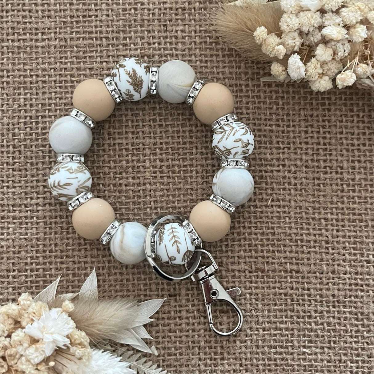 Porte-clés bracelet perlé beige & blanc – Motifs floraux dorés Ma boutique