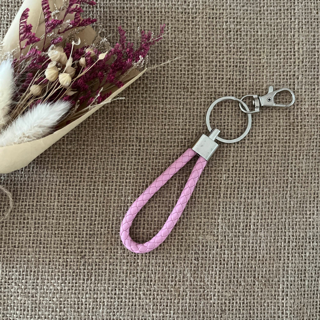 porte clef cordon tressé rose et mousqueton gris