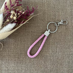 porte clef cordon tressé rose et mousqueton gris