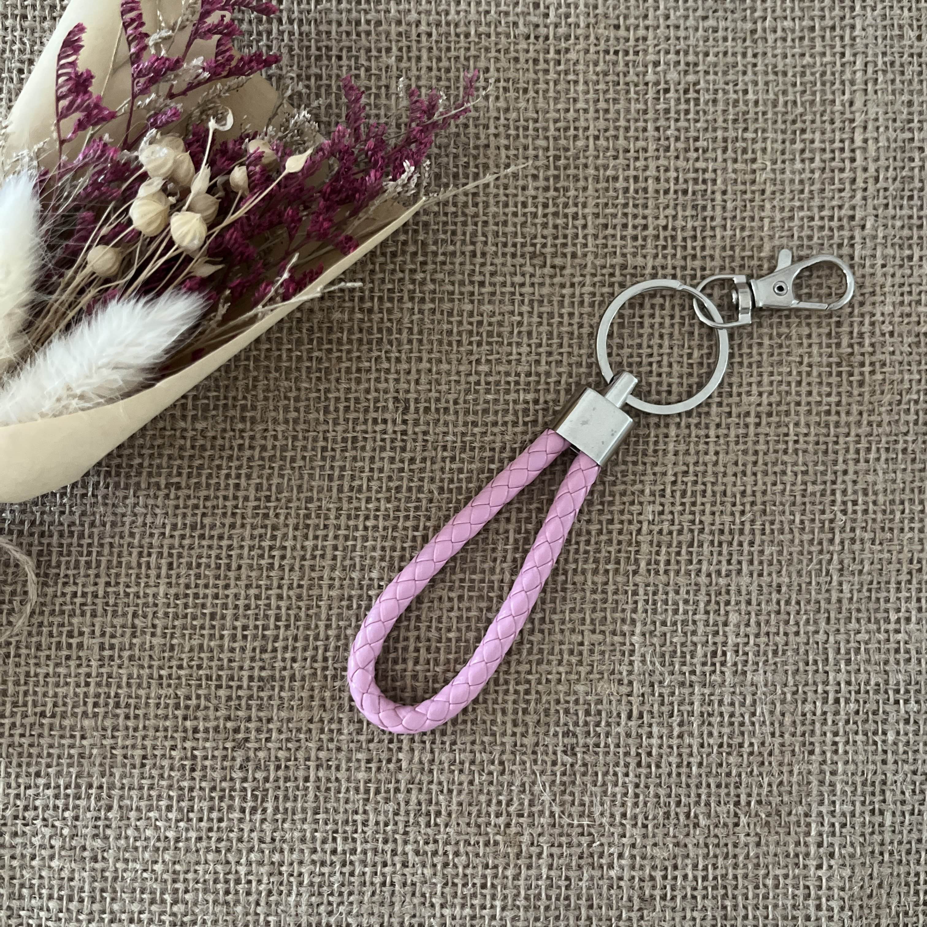 porte clef cordon tressé rose et mousqueton gris