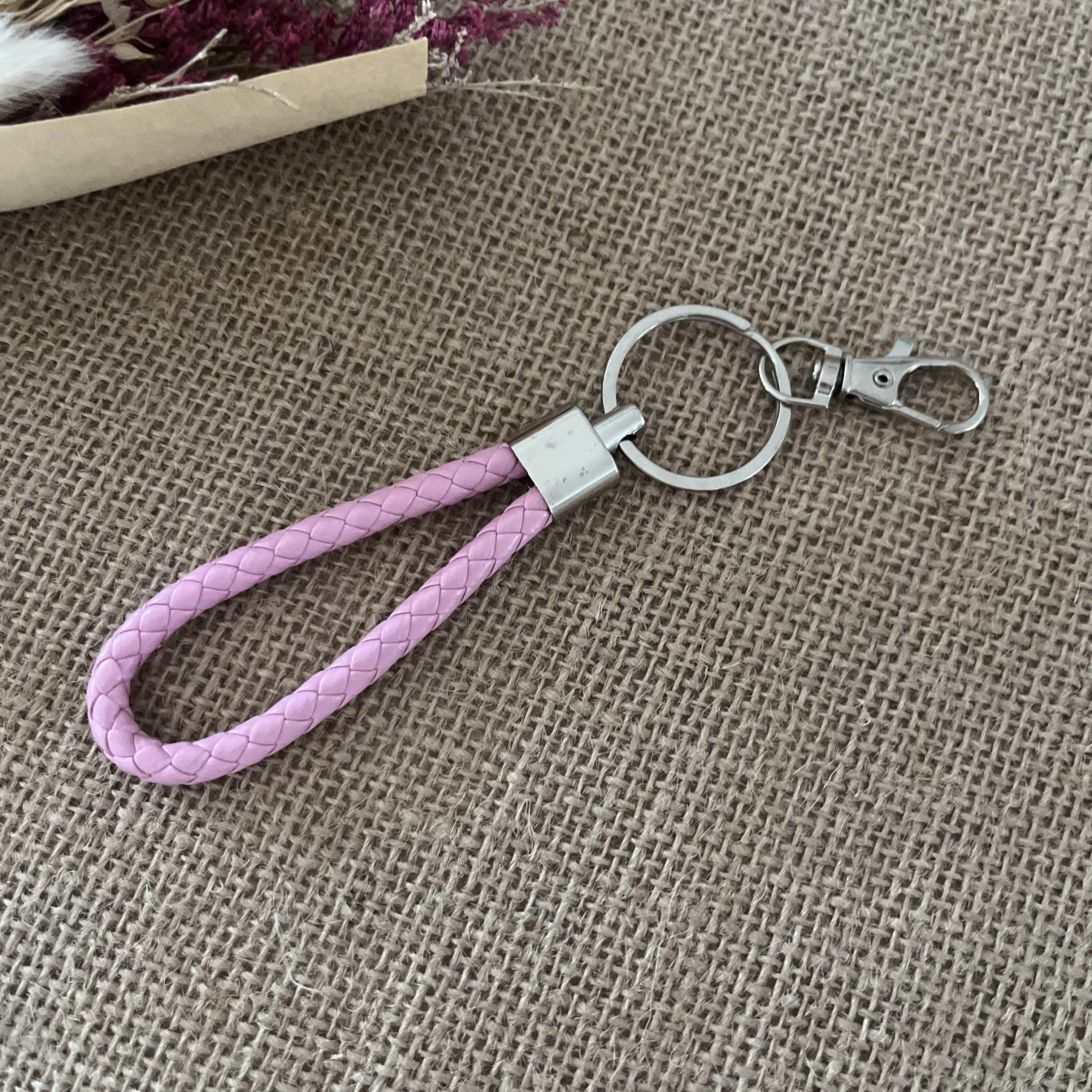 porte clef cordon tressé rose et mousqueton gris