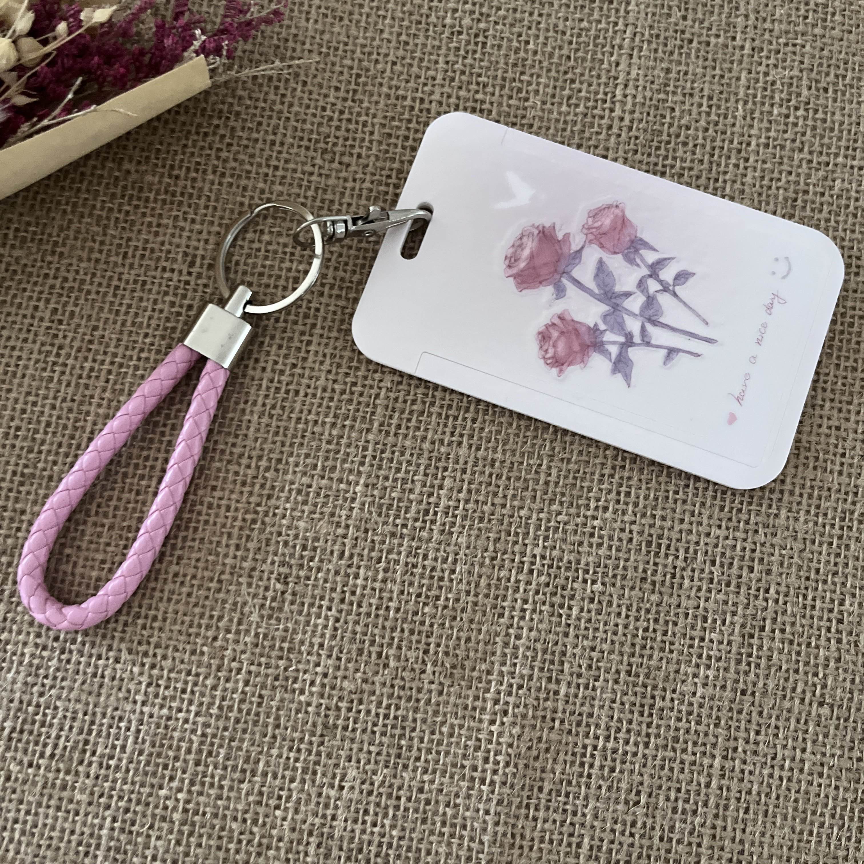 porte clef cordon tressé rose et mousqueton gris