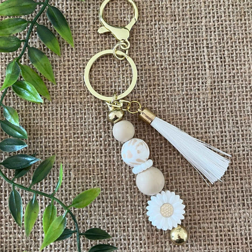 Porte-clés Marguerite Beige & Perle Léopard – Bijou de Sac Bohème Chic avec Pompon