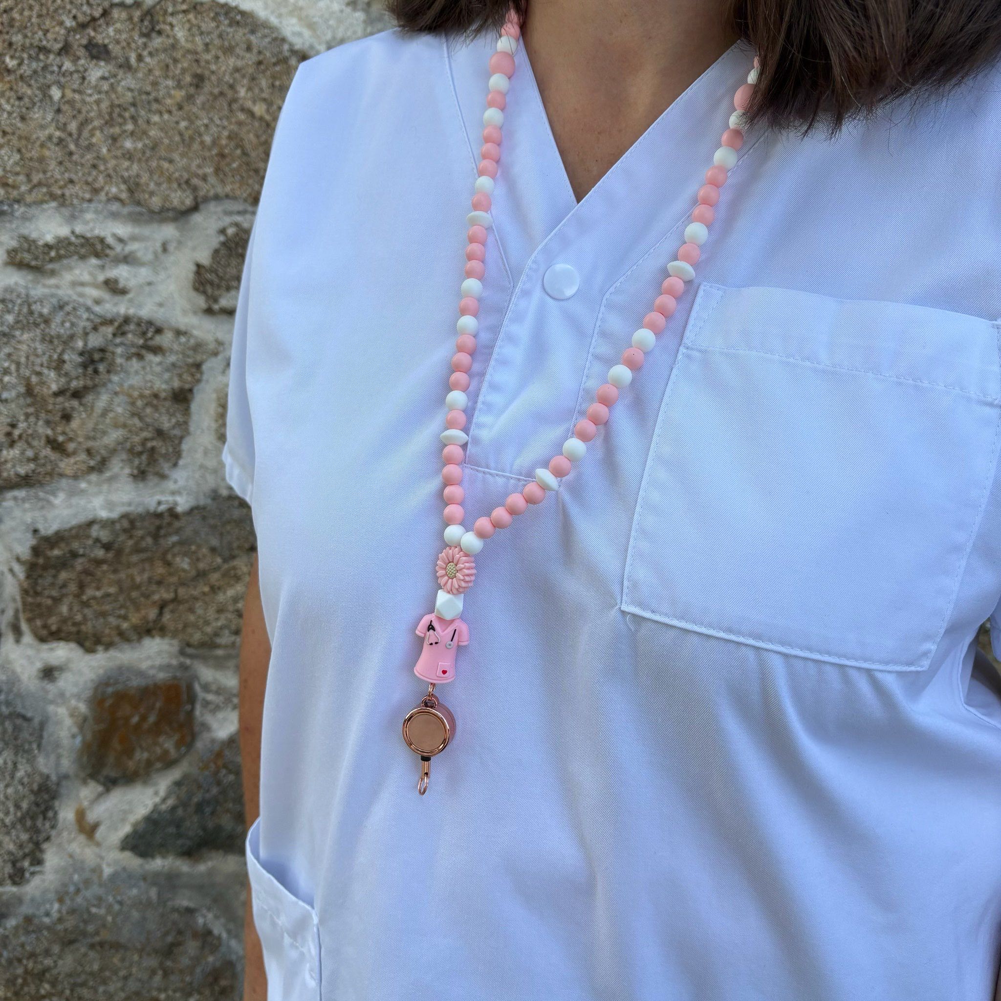 Porte Badge Enrouleur Infirmière Rose