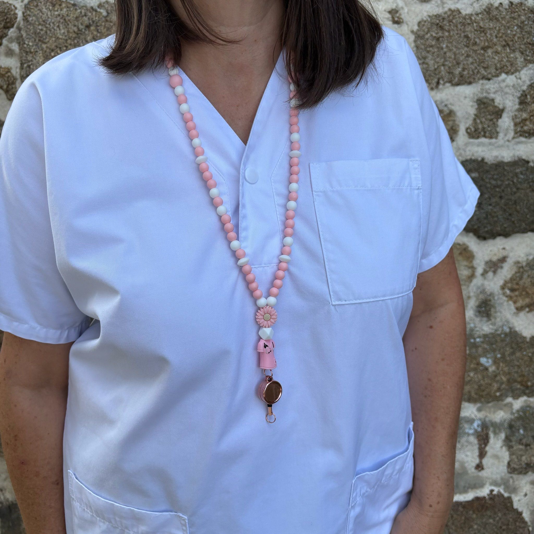 Porte Badge Enrouleur Infirmière Rose