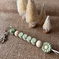 Porte-clés personnalisé en perles de silicone avec prénom, marguerite, perles vertes et beige
