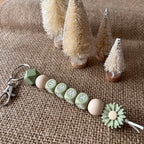 Porte-clés personnalisé en perles de silicone avec prénom, marguerite, perles vertes et beige