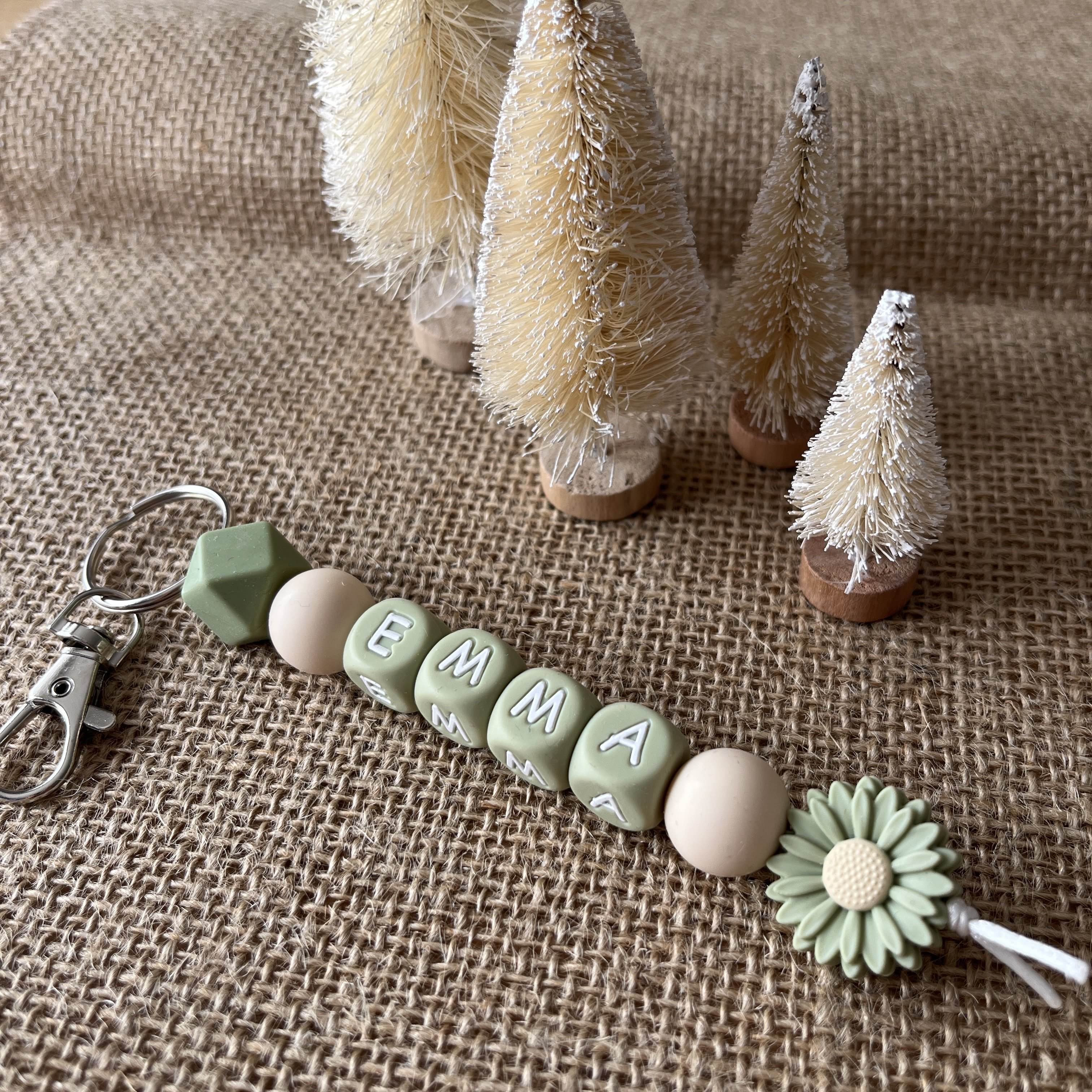 Porte-clés personnalisé en perles de silicone avec prénom, marguerite, perles vertes et beige