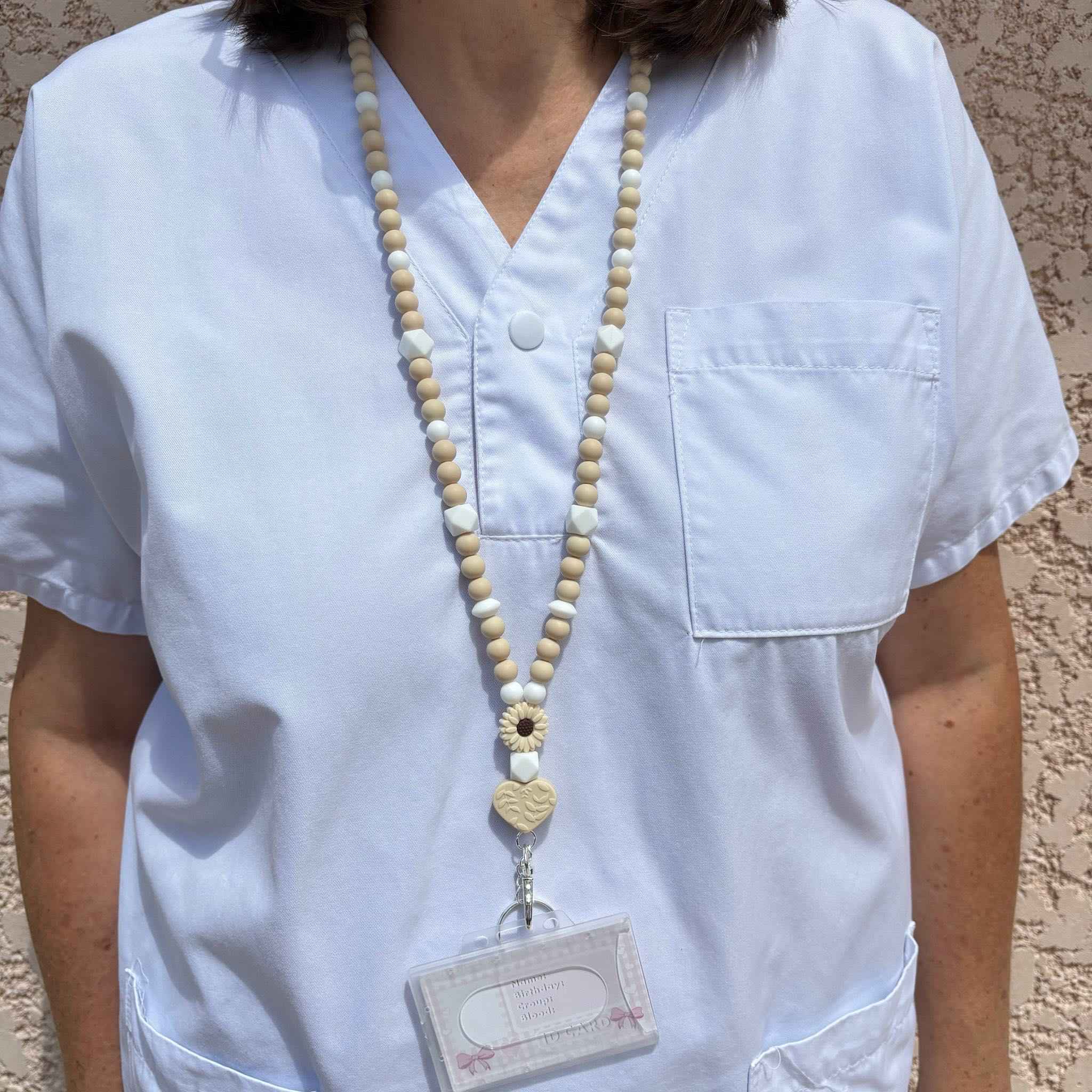 Tour de Cou Porte Badge Crème Blanc – Lanyard Femme en Perles Silicone – Infirmière & Professionnel
