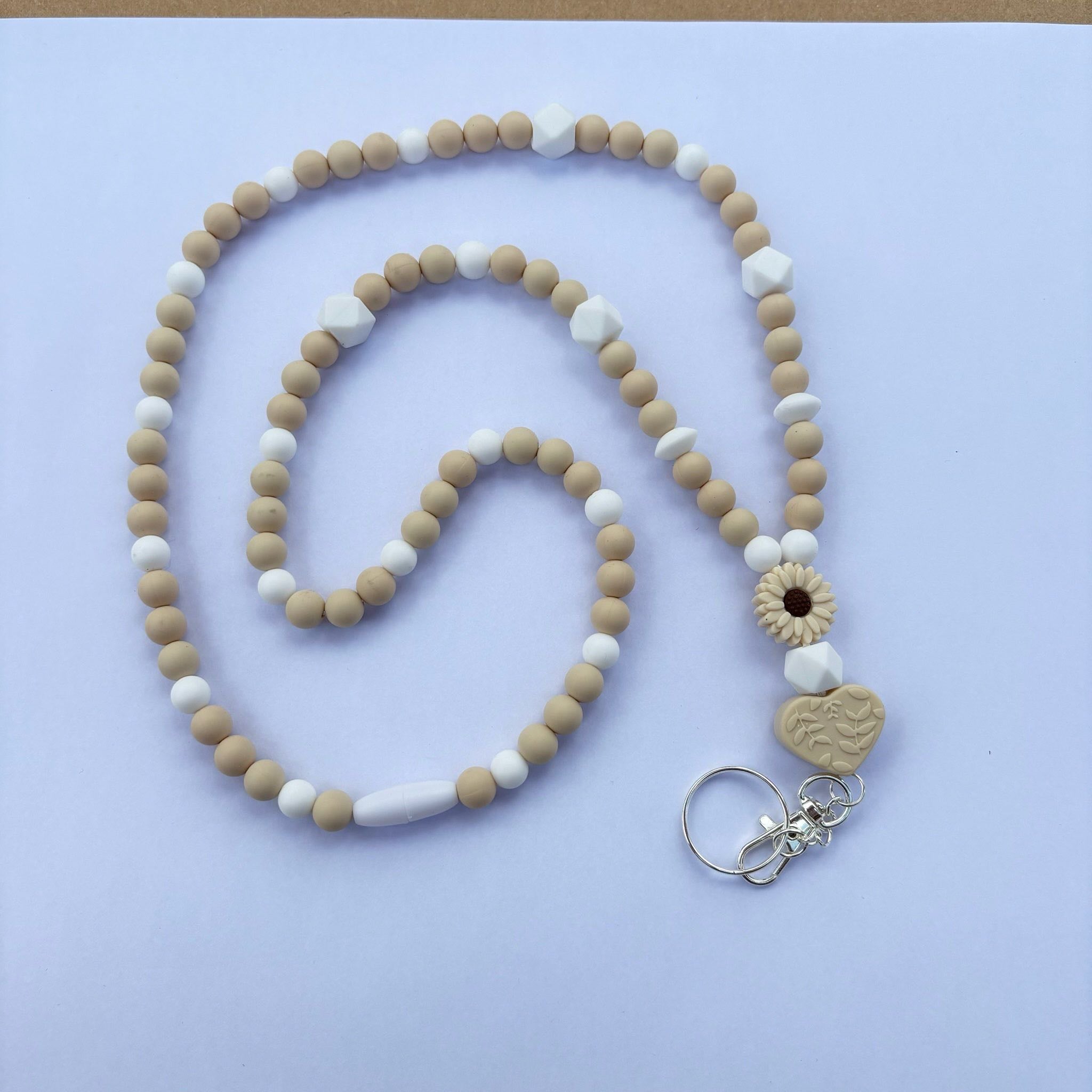 Porte badge coeur creme blanc perles silicone