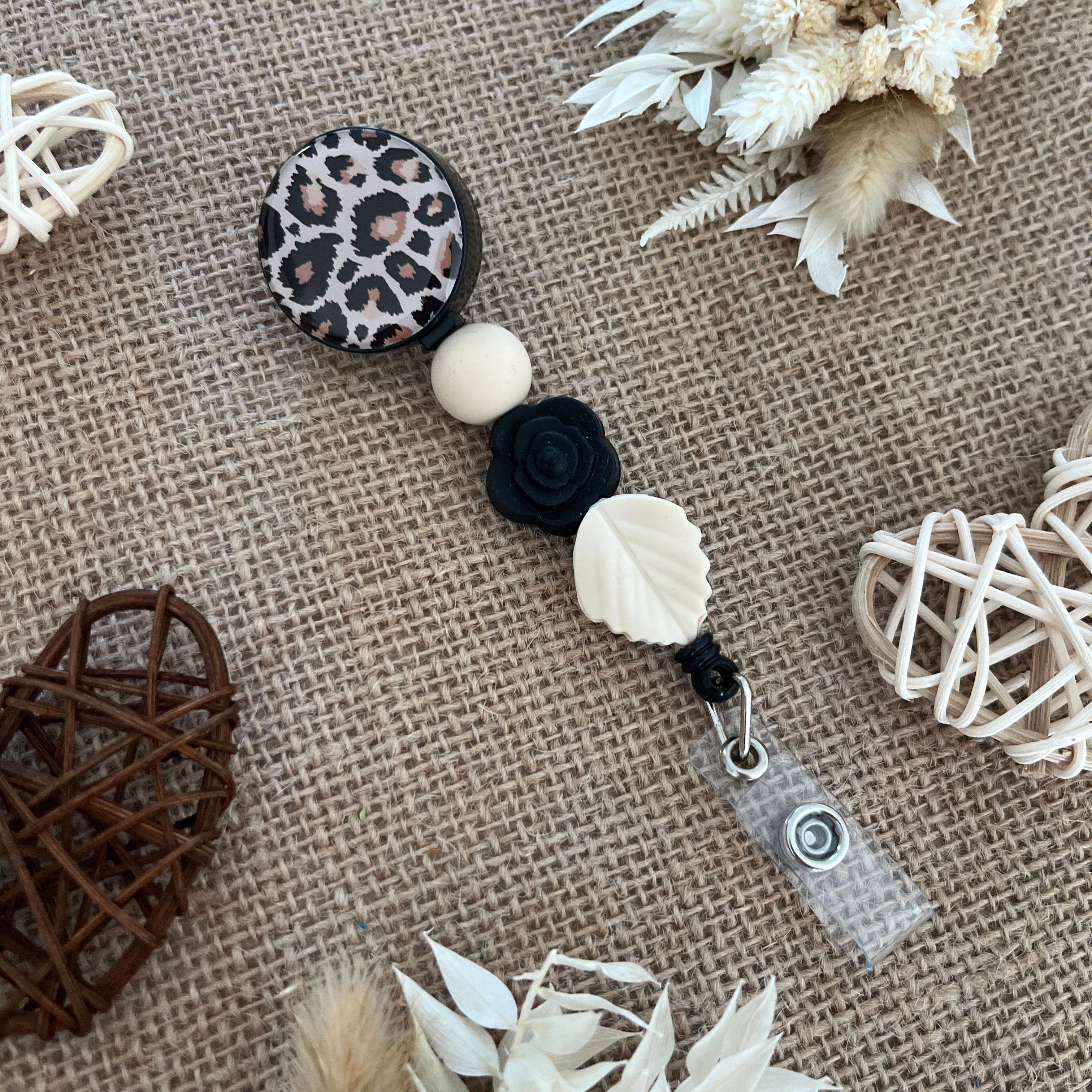 Porte badge enrouleur en perles de silicone – Motif léopard noir & beige | Badge extensible infirmière 