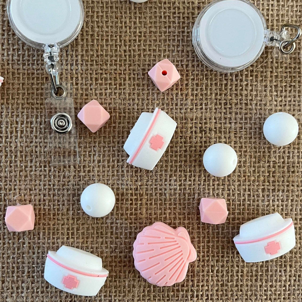 Porte-carte enrouleur infirmière rose en perles de silicone Lanyard & Co