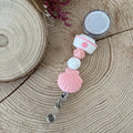 Porte-badge enrouleur infirmière rose en perles de silicone Lanyard & Co