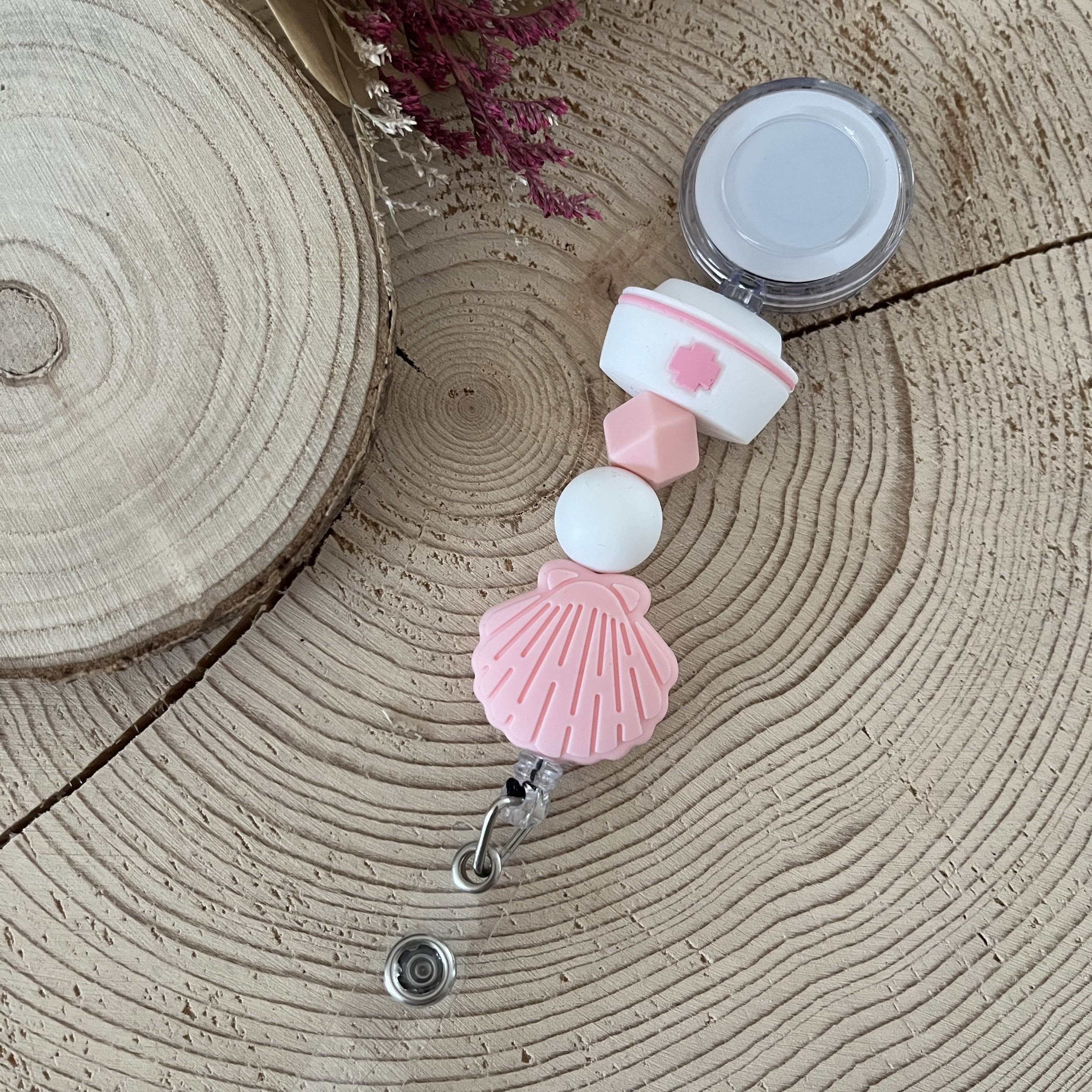 Porte-badge enrouleur infirmière rose en perles de silicone Lanyard & Co