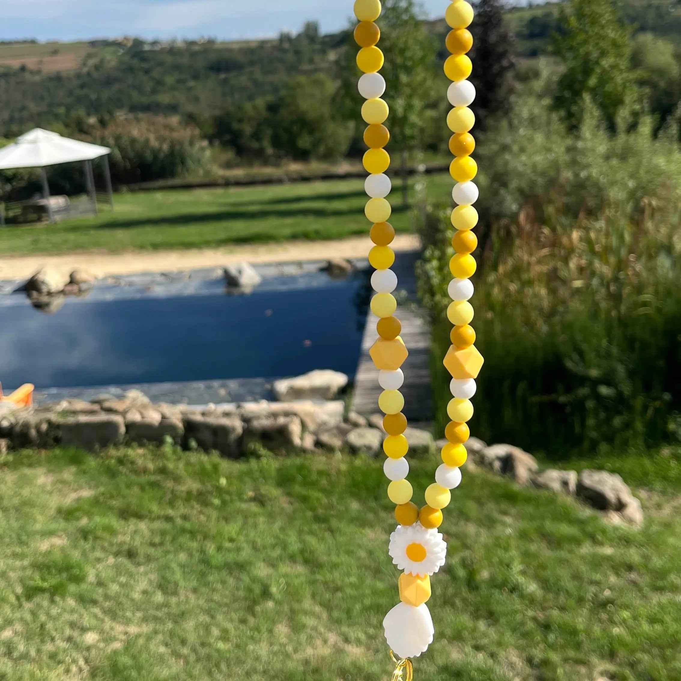 Porte badge infirmière personnalisé jaune moutarde élégant et confortable
