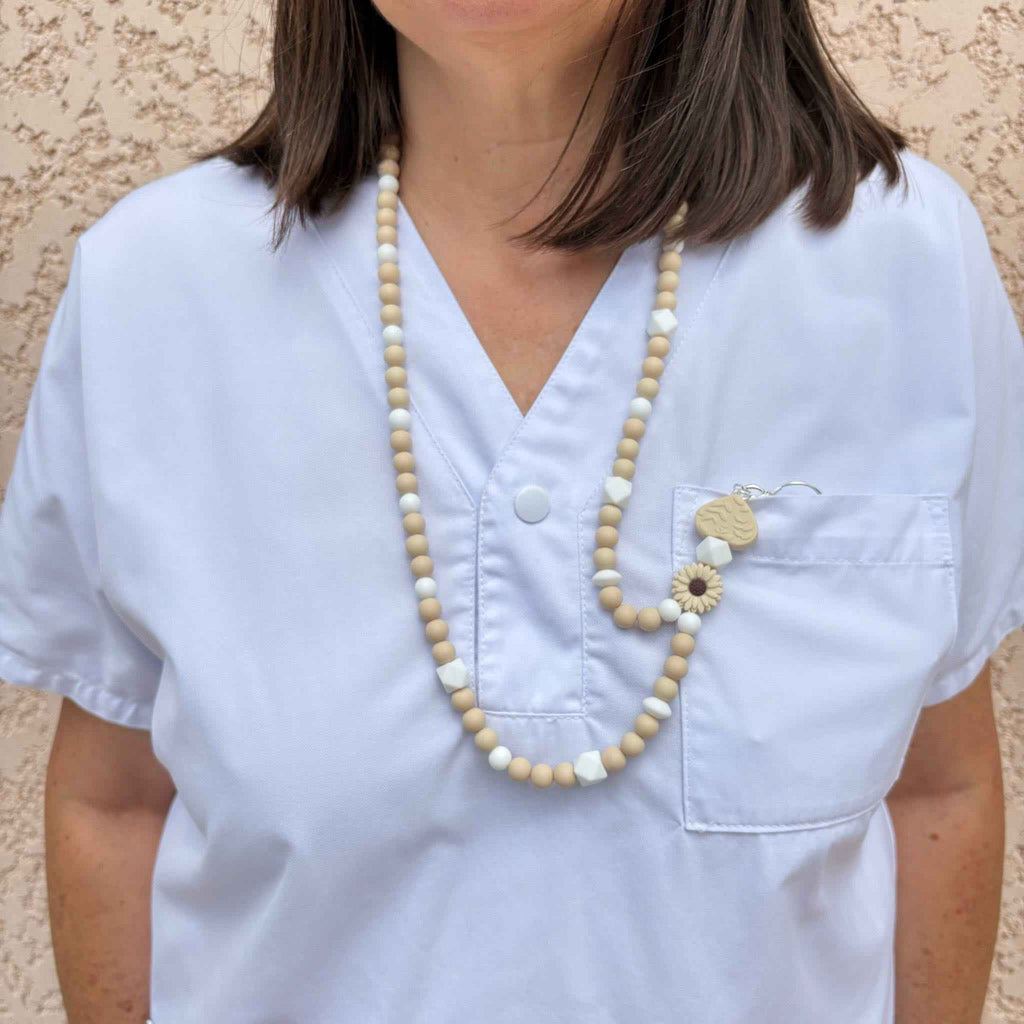 Tour de Cou Porte Badge Crème Blanc – Lanyard Femme en Perles Silicone – Infirmière & Professionnel