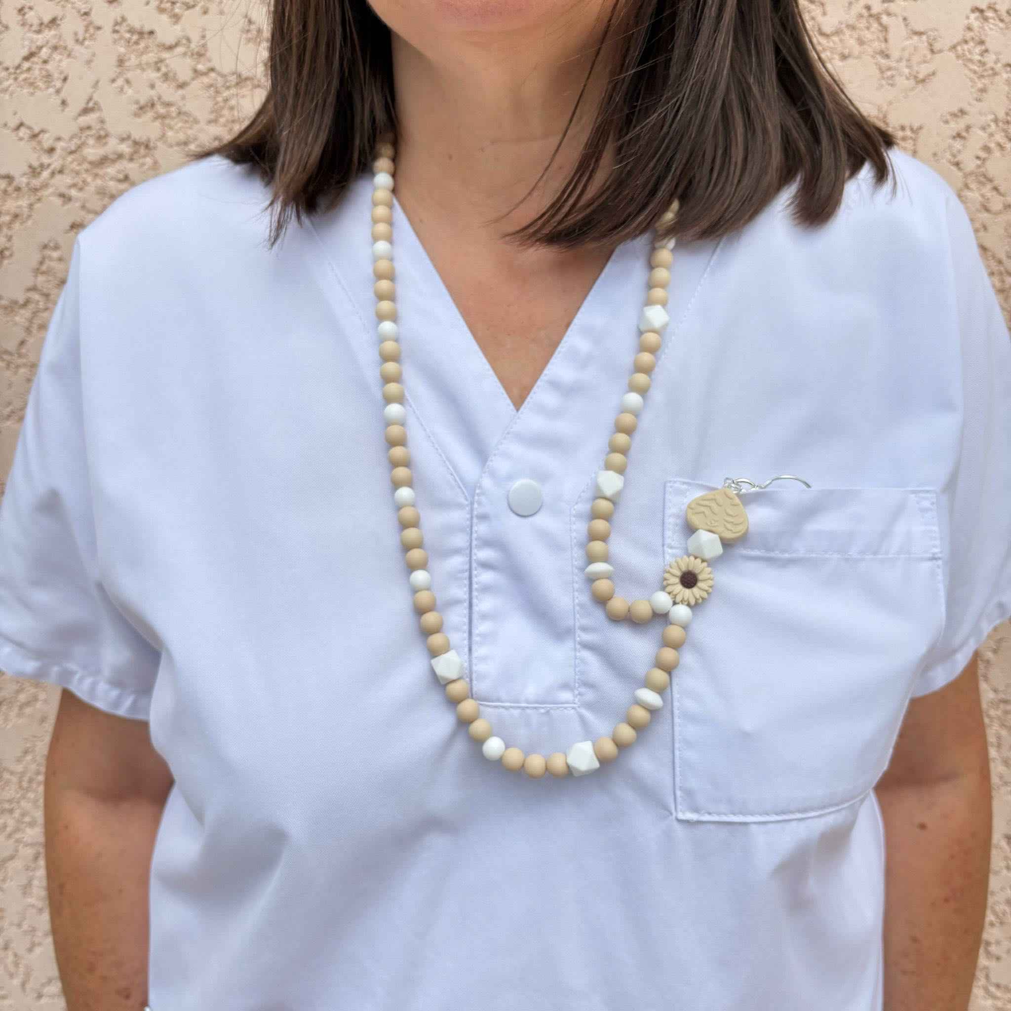 Tour de Cou Porte Badge Crème Blanc – Lanyard Femme en Perles Silicone – Infirmière & Professionnel