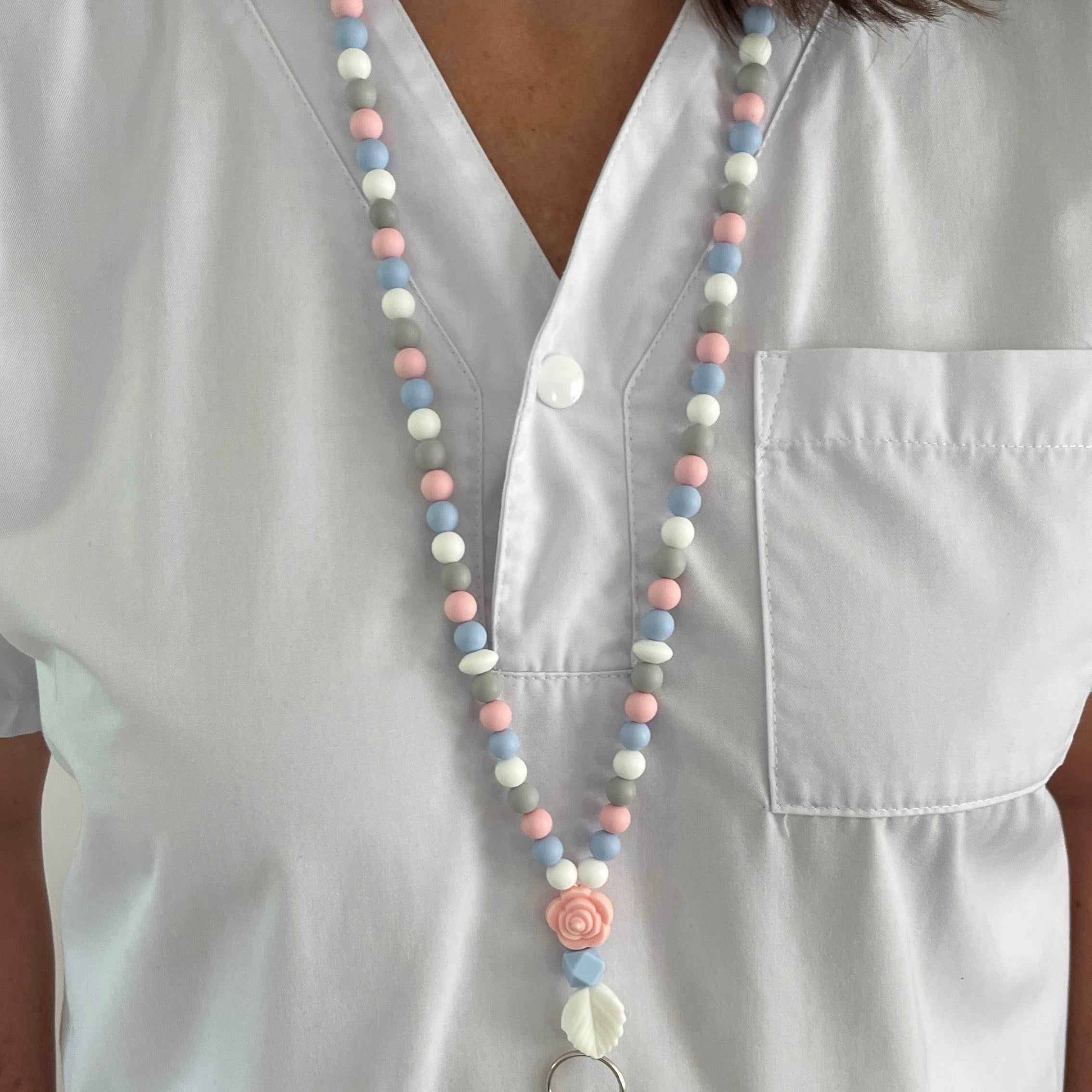 Porte badge Bleu ciel, gris, blanc et Rose en perles de silicone