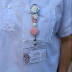 Porte-badge extensible infirmière rose en perles de silicone Lanyard & Co