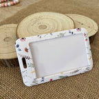 Porte Carte Fleurs Printemps – Étui Badge Rigide Élégant & Pratique